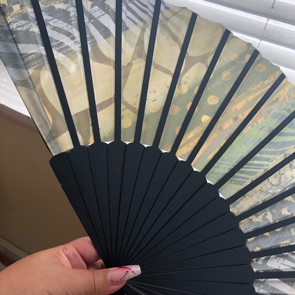 Sassy Jones Fan - Picture 4 of 4